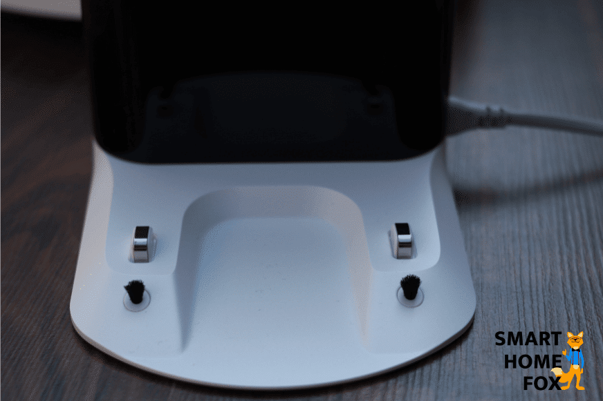 Чистящие щетки зарядной станции Roborock S7 крупным планом.